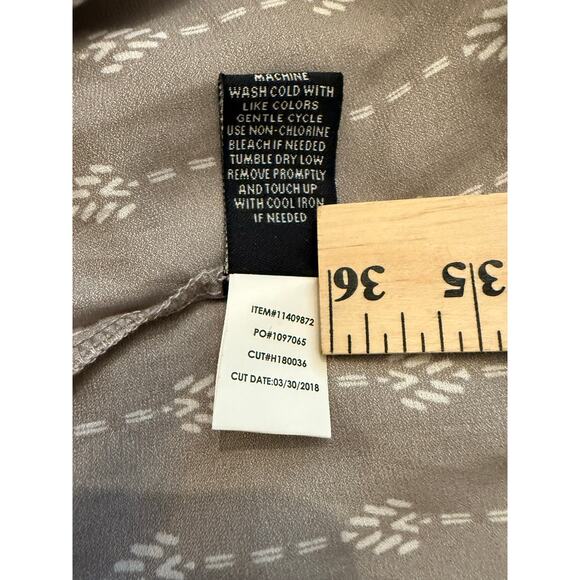 NWT Torrid Light Gray Blouse wi/ Arrow Pattern Size 1X 14-16 - Picture 7 of 7
